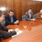 Folgueral y Morán, con varios miembros de la Fele durante la reunión de ayer.