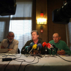 Matías Llorente, Julio López y Aurelio Pérez, en la presentación ayer del balance del 2011.