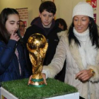 Los leoneses se acercaron al centro comercial León Plaza a ver de cerca la Copa del Mundo.