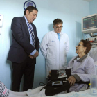 El consejero de Sanidad, Antonio María Sáez, visita a la paciente intervenida.