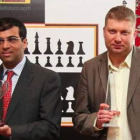 Anand, izquierda, y Shírov posan con sus respectivos trofeos de campeón y subcampeón.