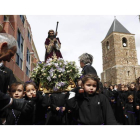 Los niños fueron los grandes protagonistas de la procesión pujando con devoción al Nazareno de menos de un metro de la Cofradía de Las Angustias. JESÚS F. SALVADORES