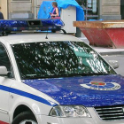 Un coche de la Ertzaintza, en una calle de Bilbao.