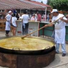 La enorme paellera del centro volvió a utilizarse para la fiesta anual