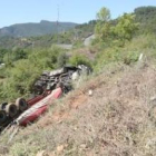 El camión cayó sobre un cerezal, tras recorrer 150 metros por la parte superior del talud, paralelo