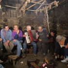 El filandón es, ante todo, juntarse de noche para contar y cantar. En la foto, uno del valle de Forn