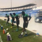 Maxime Loic Feudjou (derecha) durante un entrenamiento en el estadio de Al Hilal, en Omburmán (Sudán).