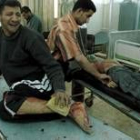 Un iraquí herido por una explosión espera asistencia médica en un hospital de Bagdad