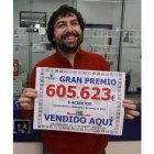 El propietario, Fernando Luna, muestra el cartel.