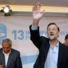 El presidente del PP, Mariano Rajoy, junto a Javier Arenas