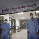 Los anestesiólogos Alejandro Rabanal y Adolfo Gutiérrez del Hospital San Juan de Dios. JESÚS F. SALVADORES