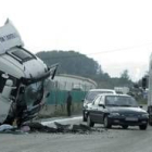 El fallecido yace en el suelo entre los agentes, al fondo la furgoneta