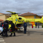 Momento en el que el herido era evacuado en helicóptero al Hospital de León. MEDINA