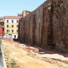 Los restos de los cubos de la Muralla de León en la calle Carreras. RAMIRO