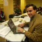 Lázaro García Bayón, delante del ordenador donde comprobó los resultados electorales