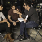 Inma Cuesta y Quim Gutiérrez charlan con Daniel Ecija en el rodaje de 'El accidente'.