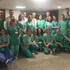 Equipo de profesionales del Hospital que ayer ya trabajó en los nuevos quirófanos y el gerente. DL