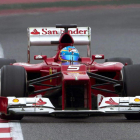 Fernando Alonso rueda con su Ferrari durante una sesión de entrenamientos en Cataluña.