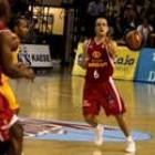 Marco envía el balón a Strong en un lance de un partido que se decidió tras el descanso