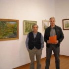 El artista, junto al concejal de Cultura de Villablino.