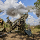 Imagen de dos militares ucranianos bombardeando posiciones rusas. SERGEY KOZLOV