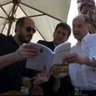 Rafael Canseco (izquierda) y Vicente Fernández (derecha) muestran al alcalde el contenido del libro