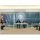 El presidente del Gobierno, Rodríguez Zapatero, y el ministro de Economía, Solbes, en el centro, fla