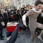 Kaan Vural, un joven turcosudafricano, participa en una protesta con minifalda en Estambul.