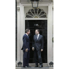 Cameron recibe a Rajoy en su residencia en Downing Street.