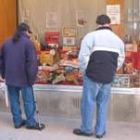 Dos hombres contemplan una de las cestas expuestas en la calle Lorenzo Segura