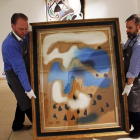 Dos operarios portugueses trasladan en febrero del 2014 una obra de Miró para la subasta que finalmente no se llevó a cabo.