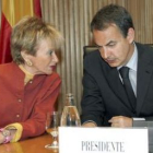 María Teresa Fernández de la Vega y José Luis Rodríguez Zapatero, ayer, en la reunión plenaria del P