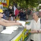 Miembros de la organización agraria Coag regalaron ayer más de 3.000 litros de leche en Madrid