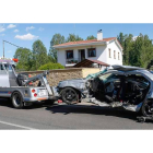 Estado del vehículo que conducía el fallecido, tras la colisión registrada ayer en la avenida del Paso de Villabalter. ICAL