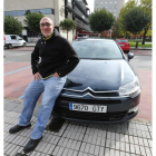 Alfonso Pérez Crespo, en Ponferrada con su coche confundido