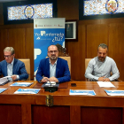 Representantes de la Fele, Cámara de Comercio y del Ayuntamiento de Ponferrada, hoy en la firma de la adenda de colaboración. DL