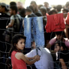 Una refugiada siria fotografiada frente a una valla fronteriza con Serbia el pasado domingo.