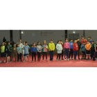 Foto de familia de los participantes en el corro de base de carnaval que se disputó en el luchódromo de la capital leonesa. J. O.