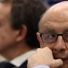 El ministro de Hacienda, Cristóbal Montoro, ayer junto a Rodríguez Zapatero. MARISCAL