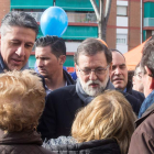 García Albiol y Rajoy conversan con varios ciudadanos en un mercadillo de Badalona. QUIQUE GARCÍA