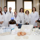 El equipo del área de fisiología de la Universidad de León, con parte de los productos que utilizan para su investigación.