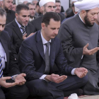 El presidente sirio Bachar al Asad, en el centro de la foto, reza en la mezquita de Damasco.