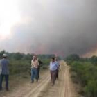 Vecinos de Felechares regresan al pueblo ante la posibilidad de luchar contra las llamas