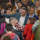 Pedro Sánchez se toma una foto con un grupo de simpatizantes ayer, en Albacete. MANU