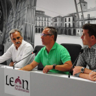 Manuel Carnero, López Benito y Santi Santos. JAVIER SUÁREZ-QUIÑONES