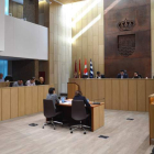 Mitadiel, García y Gordaliza (de frente), ayer en la sesión plenaria sobre el presupuesto de 2015.
