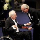 Tomas Tranströmer, recibiendo en Nobel de Literatura de manos del rey Carlos Gustavo de Suecia.