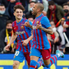 Dani Alves celebra con Gavi el cuarto gol del Barcelona ante el Atlético de Madrid. ALEJANDRO GARCÍA