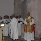 El prior y la coral antes del inicio de la misa en el monasterio de San Miguel de Escalada. CAMPOS