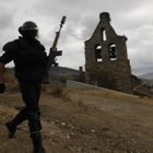 Agentes del GRS patrullan el monte de la localidad de Canales.